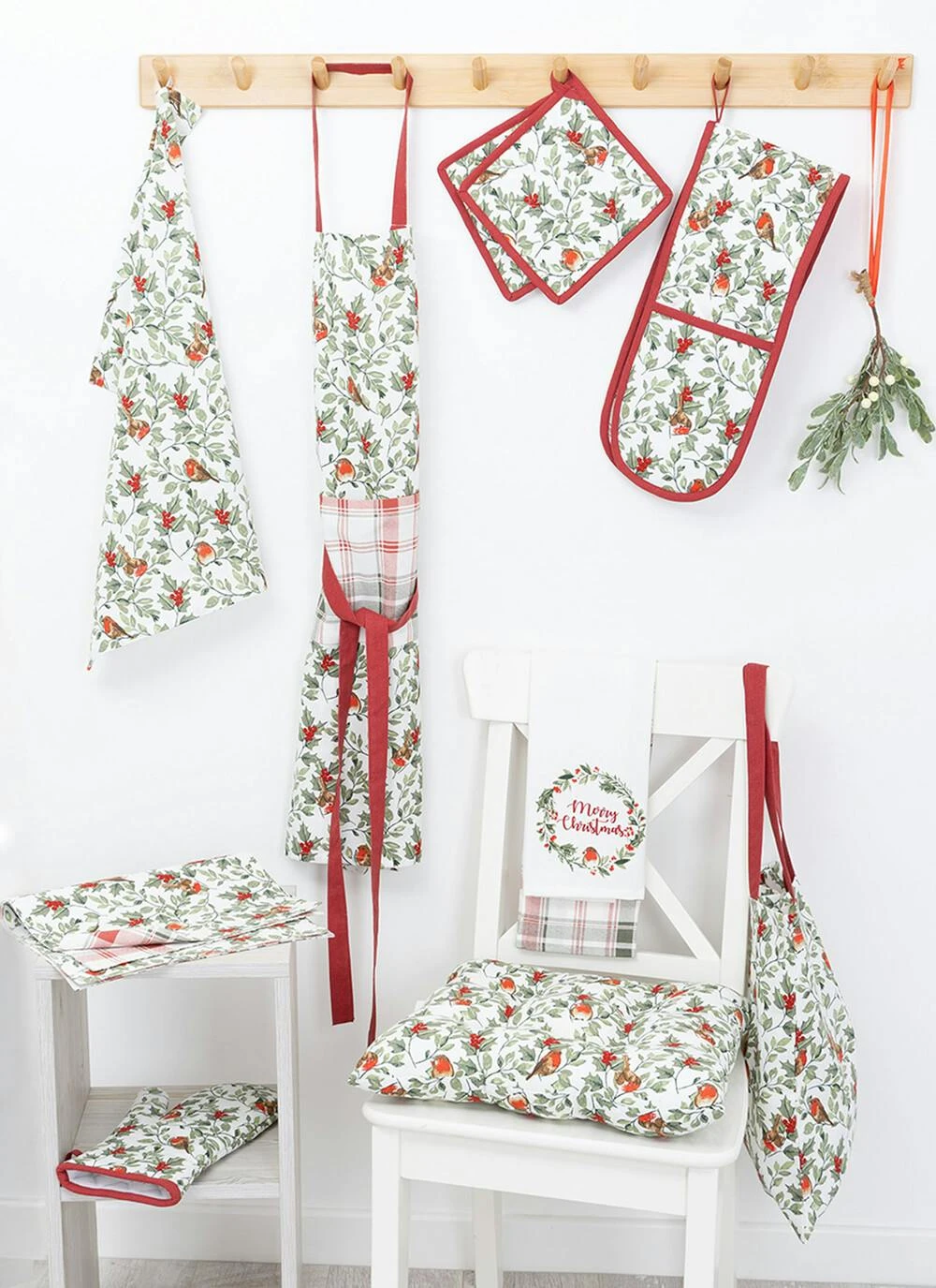 Robin Print Cotton Red 3-Pack Teatowels 4 Robin Print Cotton Red 3-Pack Teatowels - Image 2